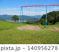 山を望む草原の丘のブランコ 140956278