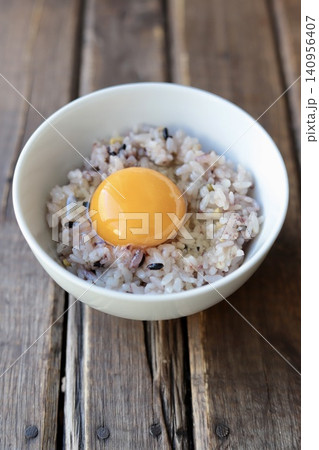 十六穀ご飯の卵かけご飯 生たまごと雑穀ごはん 十六穀ご飯の卵かけご飯 生たまごと雑穀ごはん 140956407