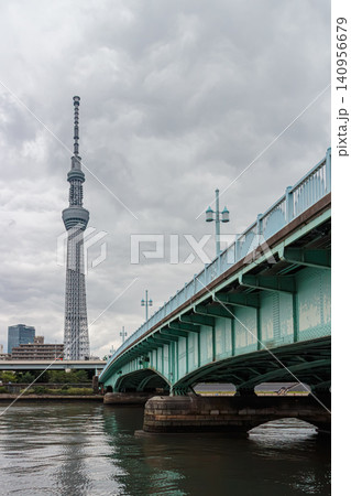 橋越しに望む梅雨空の東京スカイツリー 橋越しに望む梅雨空の東京スカイツリー 140956679