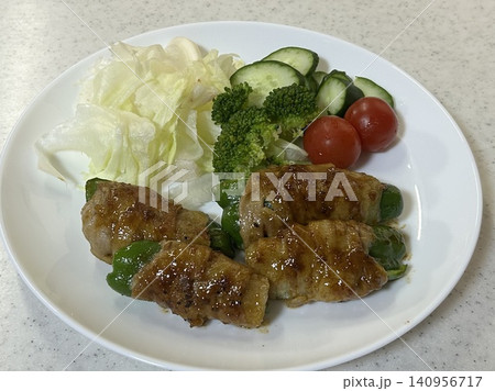晩ごはんのおかずはピーマンの肉巻き 晩ごはんのおかずはピーマンの肉巻き 140956717