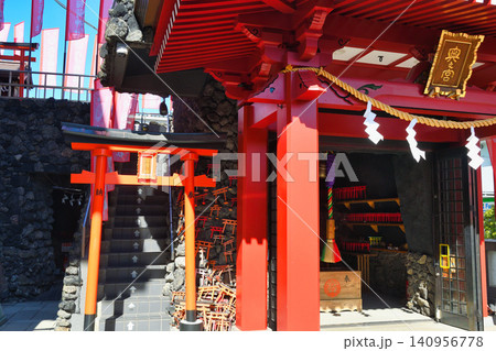 穴守稲荷神社 奥之宮と稲荷山の階段(東京都大田区羽田) 穴守稲荷神社 奥之宮と稲荷山の階段(東京都大田区羽田) 140956778