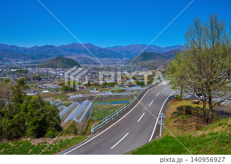 春の山梨県甲州市の牛奥みはらしの丘から北西側の眺望 春の山梨県甲州市の牛奥みはらしの丘から北西側の眺望 140956927