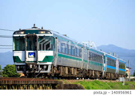 JR四国 特急「剣山」(キハ185系) JR四国 特急「剣山」(キハ185系) 140956961