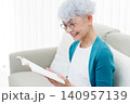 ソファに座って本を読むシニア女性 140957139