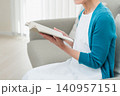ソファに座って本を読むシニア女性 140957151