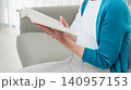 ソファに座って本を読むシニア女性 140957153