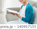 ソファに座って本を読むシニア女性 140957155
