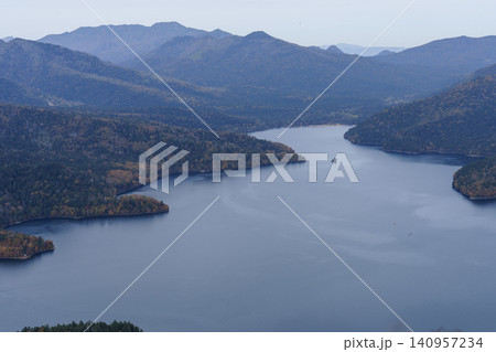 北海道然別湖近くの白雲山山頂から望む然別湖と山々の秋景色 絶景観光素材 北海道然別湖近くの白雲山山頂から望む然別湖と山々の秋景色 絶景観光素材 140957234