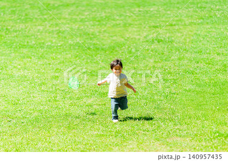 夏に虫取りをする2歳の男の子 夏に虫取りをする2歳の男の子 140957435
