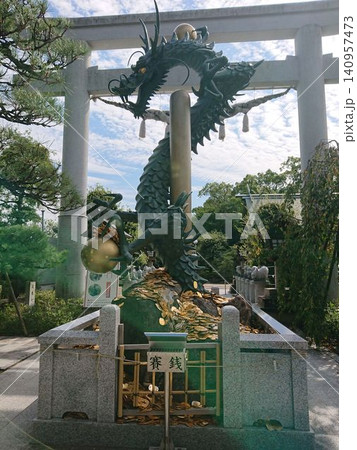 金運アップのパワースポット 神社の龍神と小判 金運アップのパワースポット 神社の龍神と小判 140957473