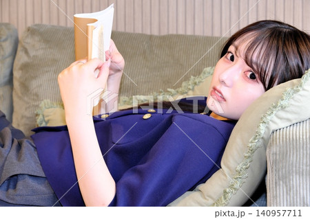 至福のインドア休日。柔らかな光に包まれて本を楽しむ、洗練された大人のリラックスタイム 至福のインドア休日。柔らかな光に包まれて本を楽しむ、洗練された大人のリラックスタイム 140957711