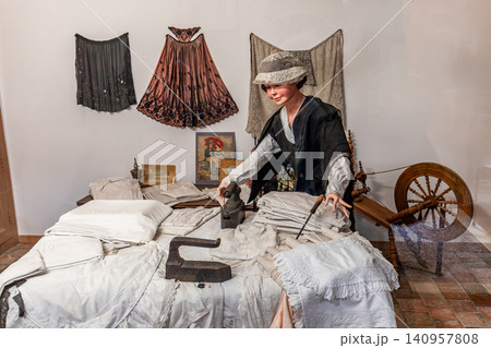 vintage marriage scene with windows mannequins 140957808
