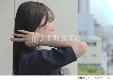 ベランダから見える景色を眺めて休憩する女性 ベランダから見える景色を眺めて休憩する女性 140958028