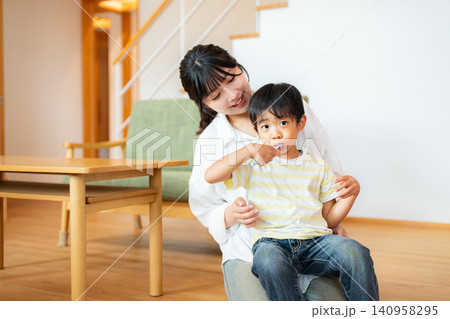子供の歯磨きを見守る母親 子供の歯磨きを見守る母親 140958295