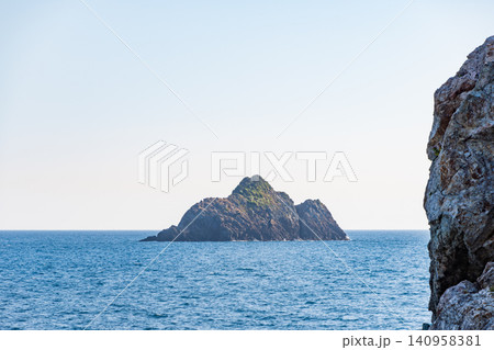 和歌山県沖の太平洋に浮かぶ孤島と海岸線の岩場 和歌山県沖の太平洋に浮かぶ孤島と海岸線の岩場 140958381
