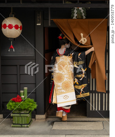 京の舞妓芸妓 新年のご挨拶 京の舞妓芸妓 新年のご挨拶 140958779