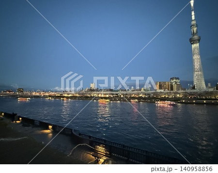 隅田川から望む、スカイツリーと夜景春の夜の東京　隅田川周辺　2025年 140958856