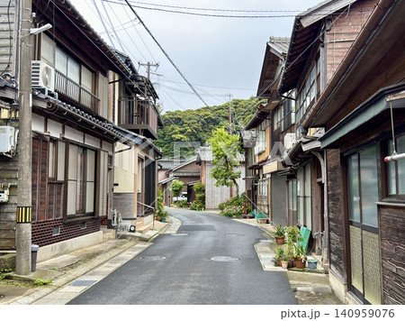 古い街並み雨の日の伊根の舟屋 日本のベネチア 古い街並み雨の日の伊根の舟屋 日本のベネチア 140959076