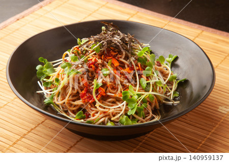 ピリ辛ラー油蕎麦 ピリ辛ラー油蕎麦 140959137