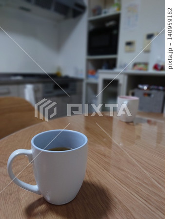 ダイニングテーブルの上にあるコーヒー ダイニングテーブルの上にあるコーヒー 140959182