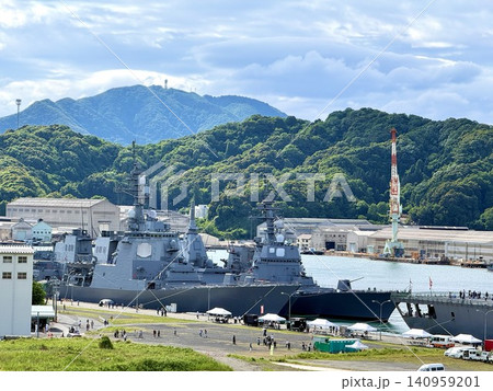 舞鶴に停泊する護衛艦 140959201