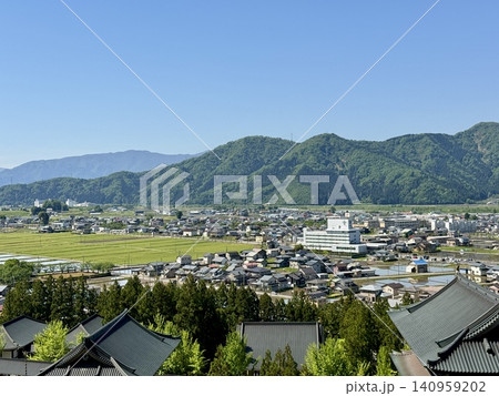 高台から見た町並み 雲一つない春の空と鄙びた雰囲気の勝山市 高台から見た町並み 雲一つない春の空と鄙びた雰囲気の勝山市 140959202