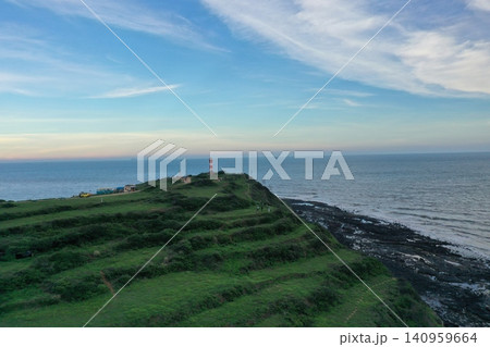 夕暮れ時の灯台のあるロッキー海岸岬の空撮、中国 夕暮れ時の灯台のあるロッキー海岸岬の空撮、中国 140959664