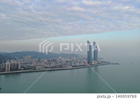 海岸道路沿いの厦門ツインタワーの空撮 140959769