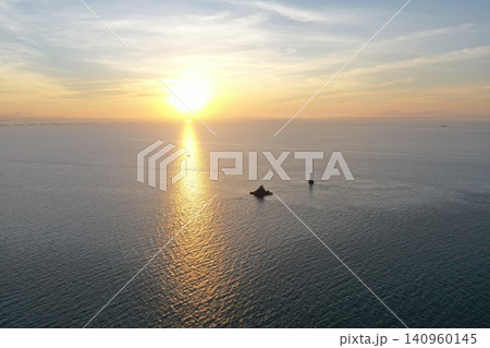 夕暮れ時の灯台と岩の空撮、中国厦門（閉じる） 140960145