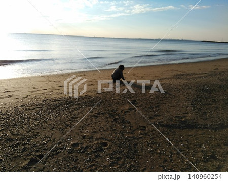 砂浜に打ち寄せる波 砂浜に打ち寄せる波 140960254