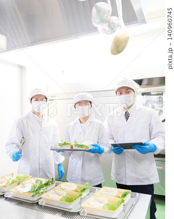 給食センターで働く食品製造スタッフ 給食センターで働く食品製造スタッフ 140960745