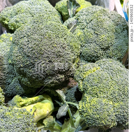 Plate of fresh green broccoli florets. Table spin 140960832