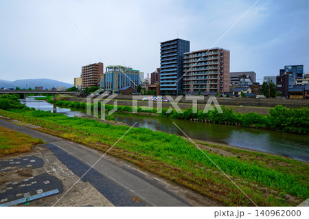 足羽川の川面に映える川沿いの街並み 足羽川の川面に映える川沿いの街並み 140962000
