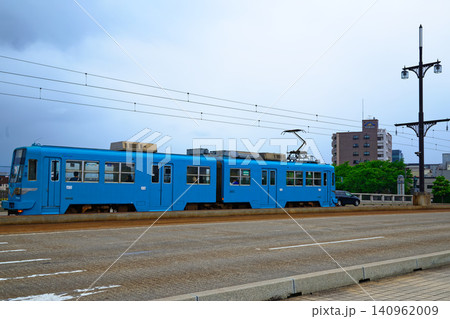 幸橋を通過中の福鉄電車 軌道線 福井鉄道 880形電車 幸橋を通過中の福鉄電車 軌道線 福井鉄道 880形電車 140962009
