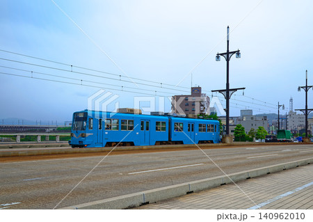幸橋を通過中の福鉄電車 軌道線 福井鉄道 880形電車 幸橋を通過中の福鉄電車 軌道線 福井鉄道 880形電車 140962010