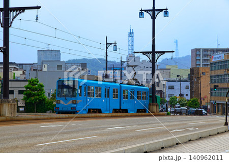 幸橋を通過中の福鉄電車 軌道線 福井鉄道 880形電車 幸橋を通過中の福鉄電車 軌道線 福井鉄道 880形電車 140962011