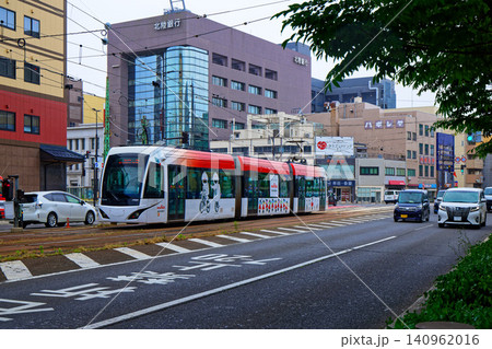 中央通り 大名町付近を通過中の福鉄電車 福井鉄道F1000形電車 中央通り 大名町付近を通過中の福鉄電車 福井鉄道F1000形電車 140962016