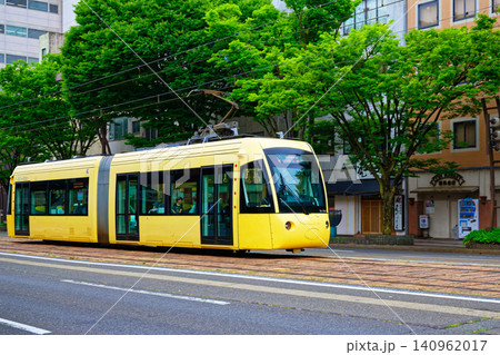 福井鉄道 えちぜん鉄道L形電車 福井城址大名町駅 付近 福井鉄道 えちぜん鉄道L形電車 福井城址大名町駅 付近 140962017
