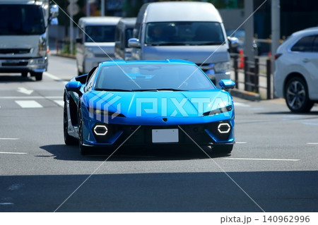 市街地を走行中の青いイタリア製のスポーツカー イメージ 市街地を走行中の青いイタリア製のスポーツカー イメージ 140962996