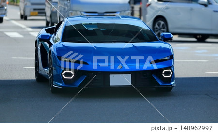 市街地を走行中の青いイタリア製のスポーツカー　イメージ 140962997