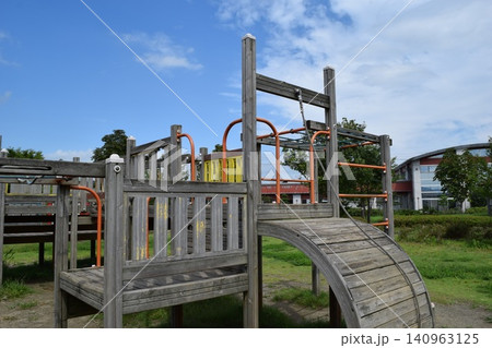 児童公園の木製遊具 児童公園の木製遊具 140963125
