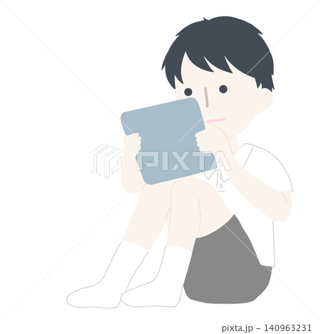 両手でタブレットを持ち、画面をじっと見つめる男の子のイラスト 全身 両手でタブレットを持ち、画面をじっと見つめる男の子のイラスト 全身 140963231