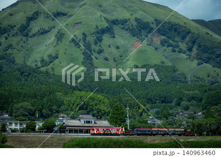 南阿蘇山間を走るワンピース号とトロッコ列車連結 南阿蘇山間を走るワンピース号とトロッコ列車連結 140963460