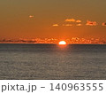 オレンジ色に染まる海の夜明け 140963555