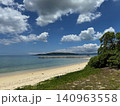 エメラルドグリーンの海と白い砂浜と緑の島 140963558