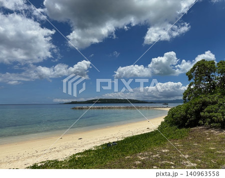 エメラルドグリーンの海と白い砂浜と緑の島 エメラルドグリーンの海と白い砂浜と緑の島 140963558