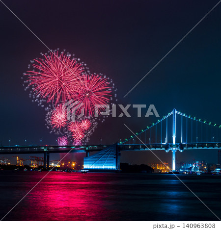 東京お台場の夜空を鮮やかに彩るSTAR ISLAND 2026の打ち上げ花火 140963808