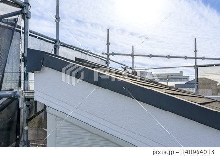 外壁リフォーム完了後の戸建て住宅 屋根工事前の仮設足場 外壁リフォーム完了後の戸建て住宅 屋根工事前の仮設足場 140964013