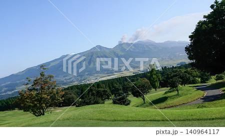 阿蘇山の雄大な山並みと草原が広がる美しい自然風景の爽やかな一枚 阿蘇山の雄大な山並みと草原が広がる美しい自然風景の爽やかな一枚 140964117