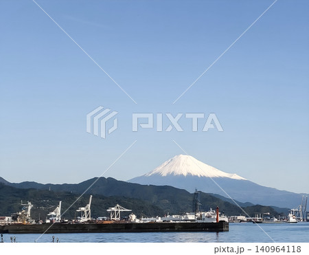 港のクレーン群越しに富士山を望む産業と自然が調和する絶景風景 港のクレーン群越しに富士山を望む産業と自然が調和する絶景風景 140964118